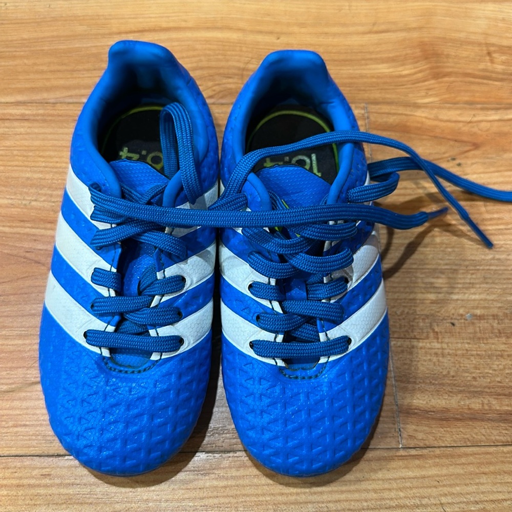 Kids cleats